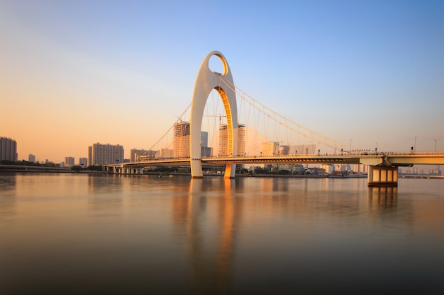 Moderne Brücke im Zhujiang und im modernen Gebäude des Finanzbezirkes in der Guangzhou-Stadt