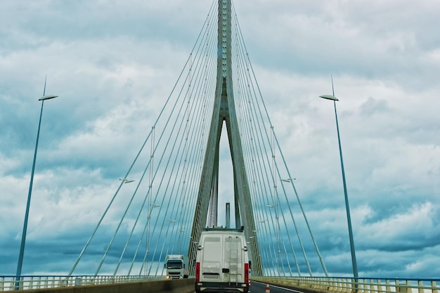 Moderne Brücke mit vorbeifahrenden Autos, Frankreich