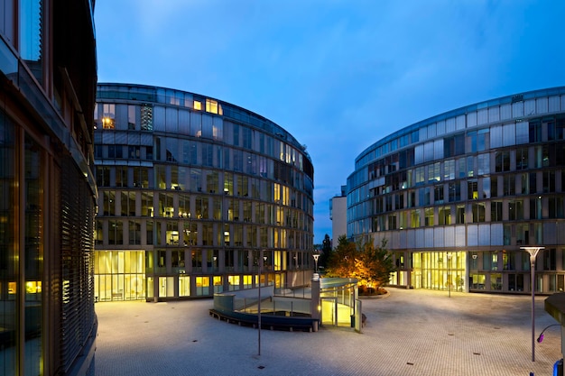 Moderne Bürogebäude bei Nacht Deutschland