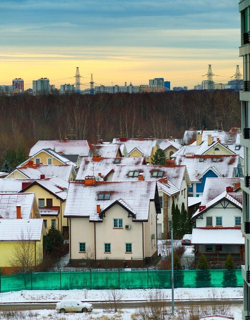 Moderne Cottages in der Nähe von Vororten von Moskau Hintergrund