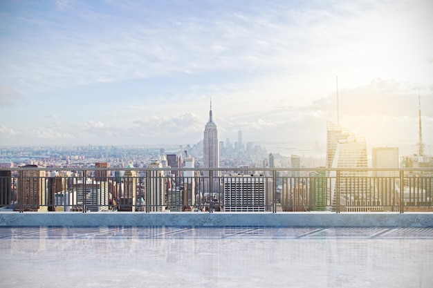 Moderne Dachterrasse mit Blick auf NY