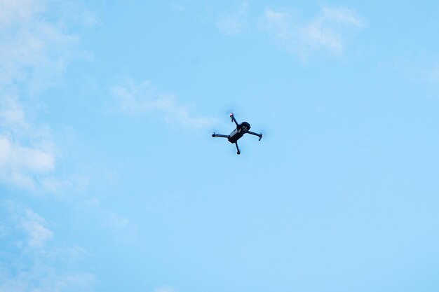 Moderne Drohne schwebt im blauen Himmel