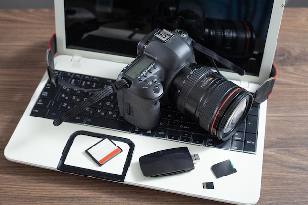 Moderne DSLR-Kamera und Laptop-Computer