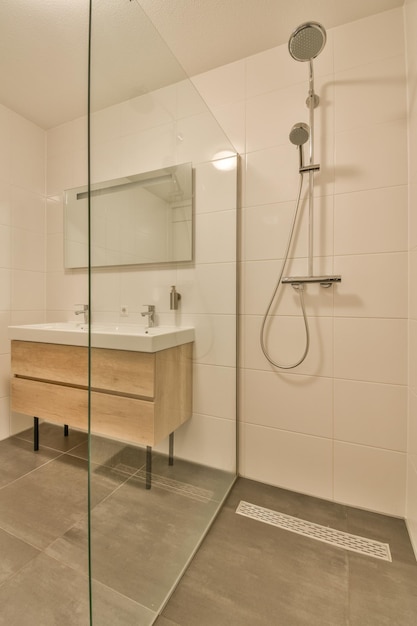 Moderne Dusche im Badezimmer in Wohnung mit Toilette