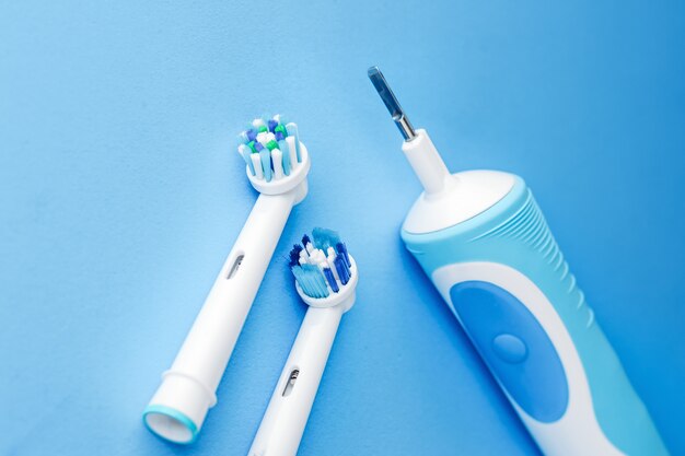 Moderne elektrische Zahnbürste und Ersatzköpfe