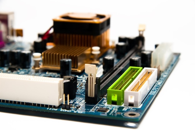 Moderne Elektronik-Forschungsentwicklungsanlage Schwarze Ingenieurin macht Computer-Motherboard-Löten Wissenschaftler entwerfen PCB-Silizium-Mikrochips-Halbleiter Mittlere Nahaufnahme