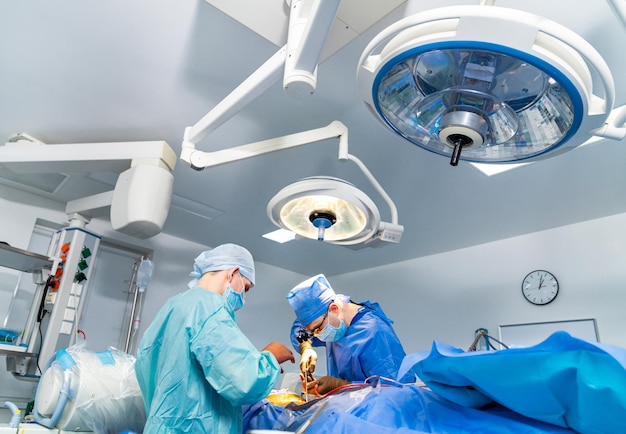 Moderne Fachärzte für Chirurgen Fachärzte für Chirurgie, die im Notfallkrankenhaus arbeiten