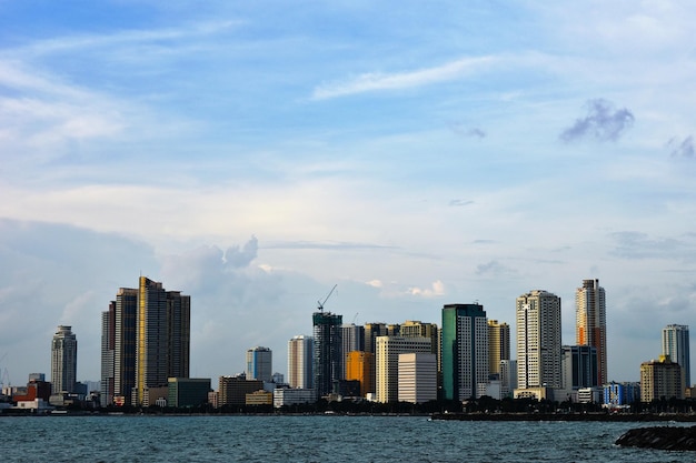Moderne Gebäude am Meer gegen den Himmel