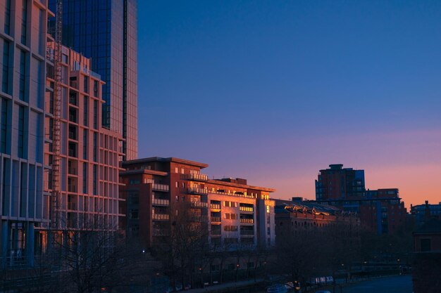 Moderne Gebäude gegen den blauen Himmel