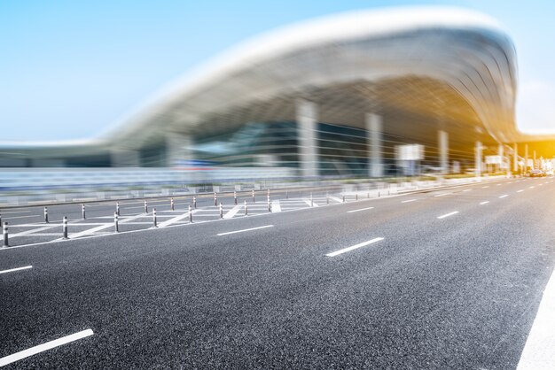 Moderne Gebäude Hintergrund und Autobahn