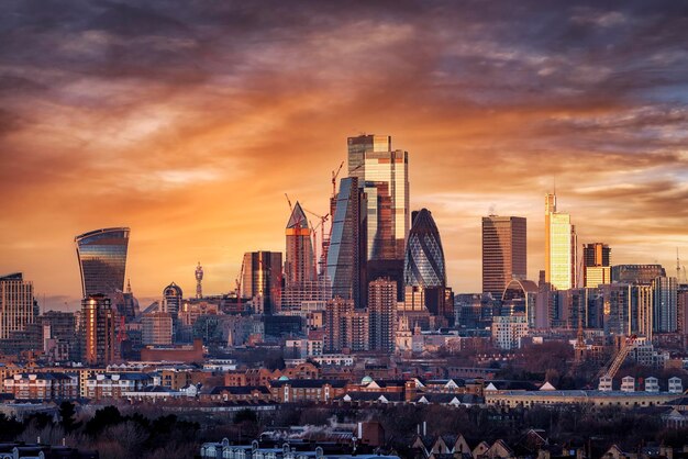 Foto moderne gebäude in der stadt gegen den himmel bei sonnenuntergang