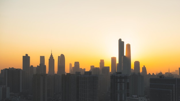 Moderne Gebäude in der Stadt gegen den klaren Himmel bei Sonnenuntergang