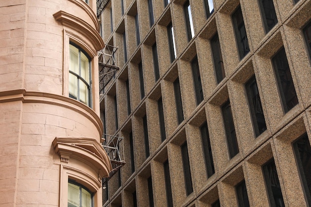 Moderne Gebäude mit ihren großen Fenstern stehen neben der verwitterten Schönheit älterer Gebäude