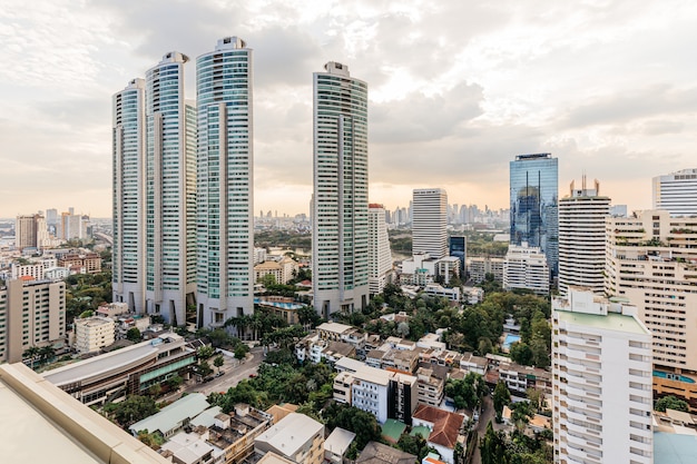 Moderne Gebäude und Immobilien am Abend in Bangkok