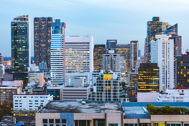 Moderne Gebäude und Wolkenkratzer in Bangkok in der Abenddämmerung