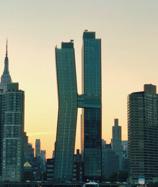 Moderne Gebäude vor klarem Himmel bei Sonnenuntergang