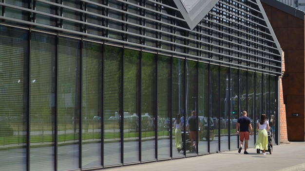Moderne Gebäudefassade Abstrakte moderne Architektur im minimalistischen Stil Architektur mit Metallmuster