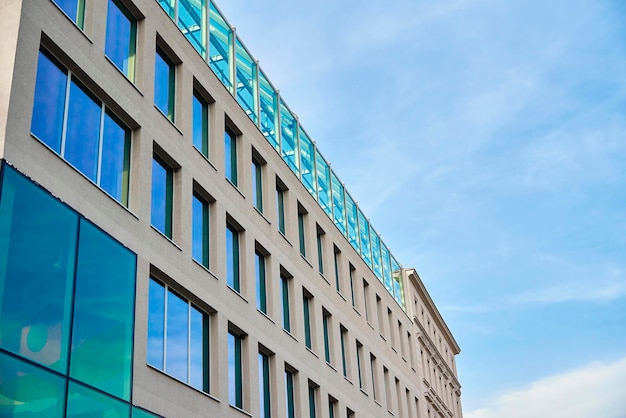 Moderne Gebäudefassade mit Fenstern gegen blauen Himmel