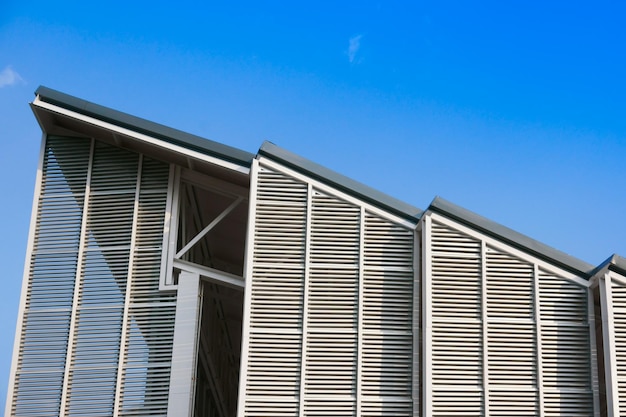 Moderne Gebäudestruktur und Stahldach ,The Aluminium Habitat Vertical Stripe