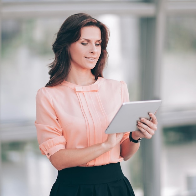moderne Geschäftsfrau, die Text auf einem digitalen Tablett tippt
