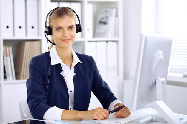 Moderne Geschäftsfrau im Headset im Büro.