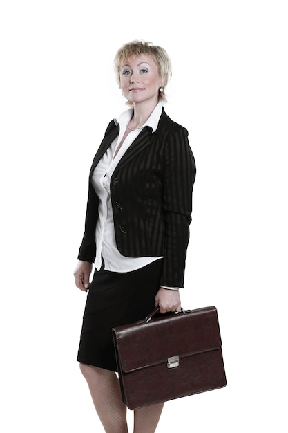 Moderne Geschäftsfrau mit dem Lederportfolio getrennt auf Weiß