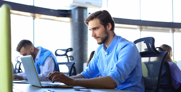 Moderne Geschäftsleute analysieren Börsendaten während der Arbeit im Büro.