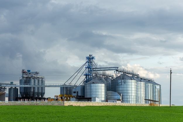 Moderne Getreidespeicher-Elevator- und Saatreinigungslinie. Silbersilos auf Agro-Verarbeitungs- und Produktionsanlagen zur Lagerung und Verarbeitung Trockenreinigung von landwirtschaftlichen Produkten, Mehl, Getreide und Getreide.