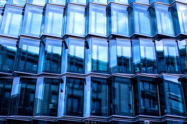 Moderne Glasfassade eines Bürogebäudes, Spiegelung des Himmels in den Fenstern.