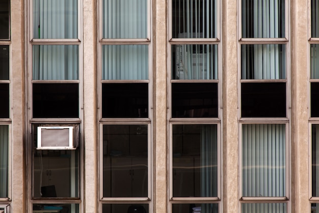 Foto moderne glasfenster in betonfassade - urbane moderne architektur