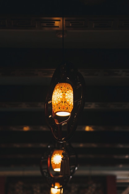 Moderne Hängeleuchten im dunklen Innenraum eines Cafés oder Restaurants