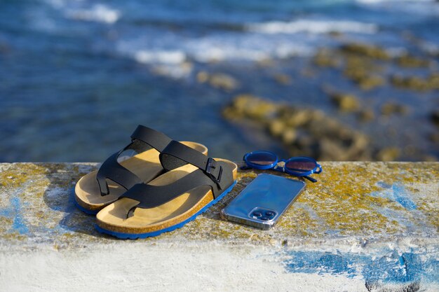 Moderne Herren-Sommeraccessoires für den Strandurlaub