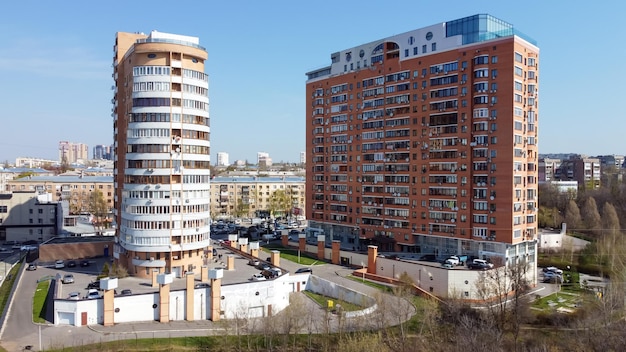 Moderne Hochhäuser in einem Wohngebiet der Stadt Charkow