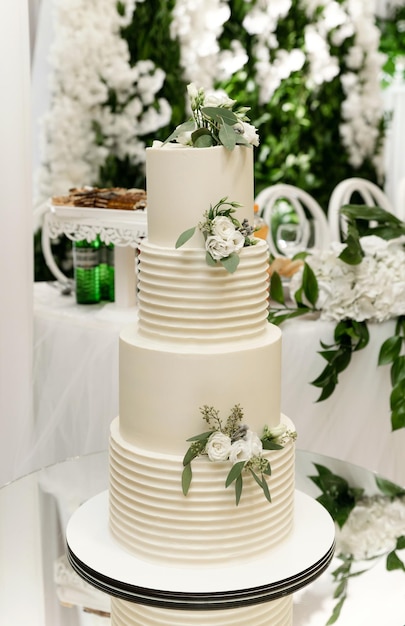 Moderne Hochzeitstorte mit Blumen geschmückt. schöne Hochzeitstorte