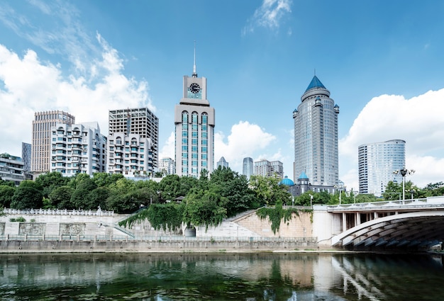 Moderne hohe Gebäude und Brücke, Guiyang Stadtlandschaft