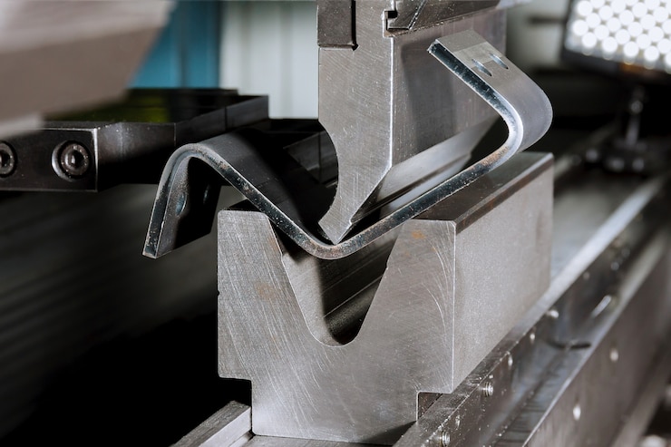 Foto moderne hydraulische metallbiegemaschine in einer metallurgischen fabrik