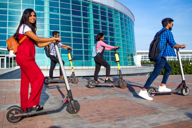 Moderne indische Freunde fahren auf Segway im Park in Indien