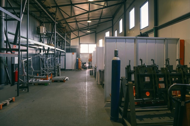 Moderne Industriefabrik für Maschinenbaugeräte und Maschinenbau einer Produktionshalle. Hochwertiges Foto