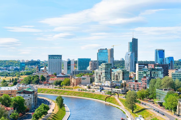 Moderne Innenstadt und der Fluss Neris im Stadtzentrum von Vilnius, Litauen