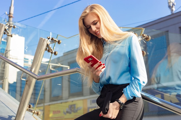 Moderne junge Frau in einer Großstadt