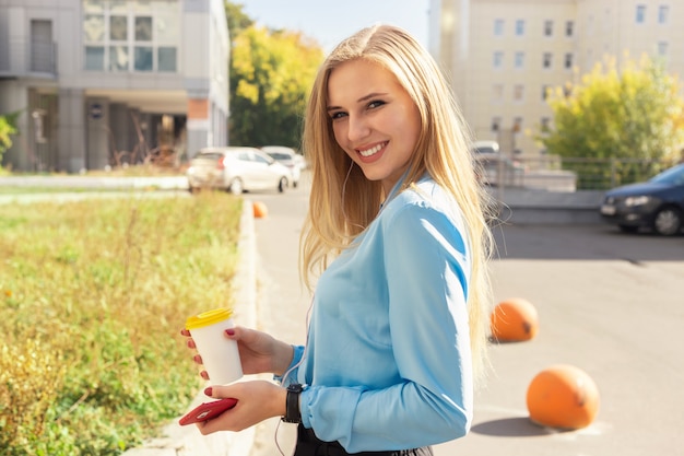 Moderne junge Frau in einer Großstadt