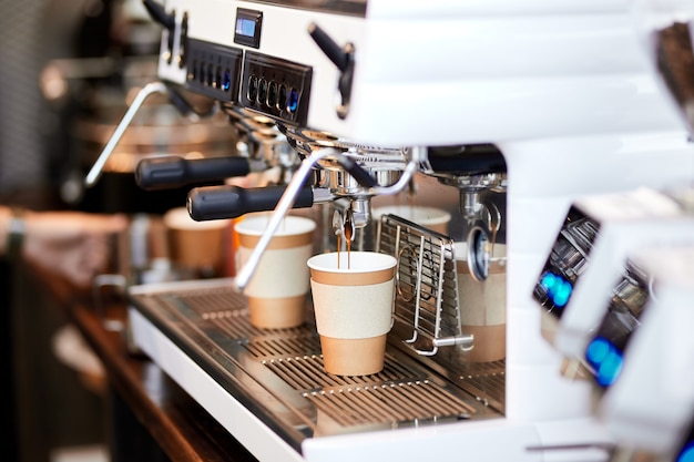 Foto moderne kaffeemaschine für zwei tassen kaffee.