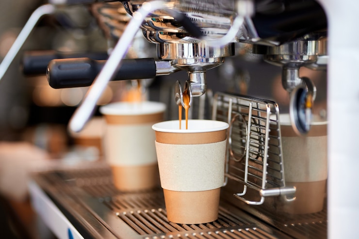 Foto moderne kaffeemaschine für zwei tassen kaffee.