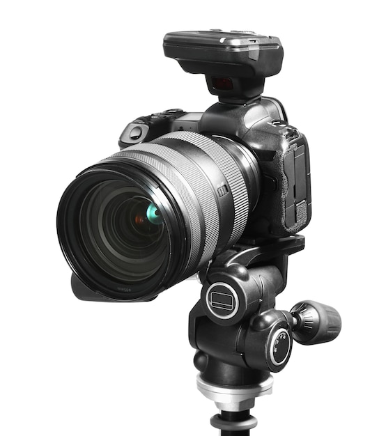 Moderne Kamera mit Stativ, isoliert auf weißer Photographer39s-Ausrüstung