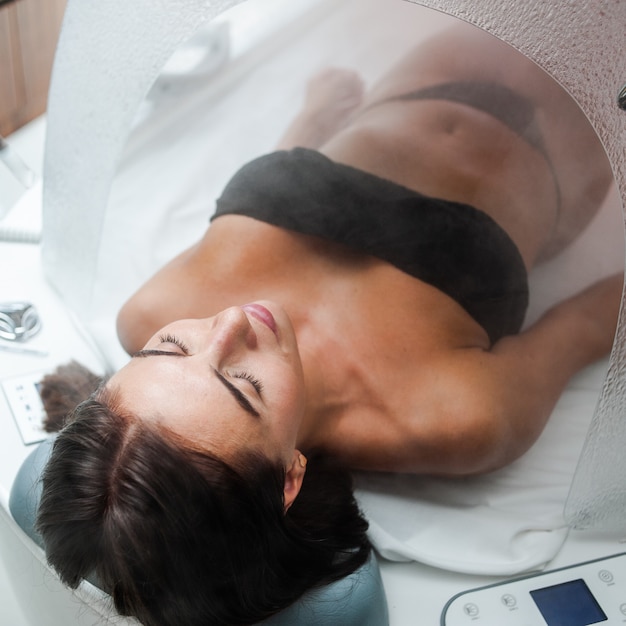 Moderne Kapsel für die Hydrotherapie in einem Schönheitssalon für Frauen