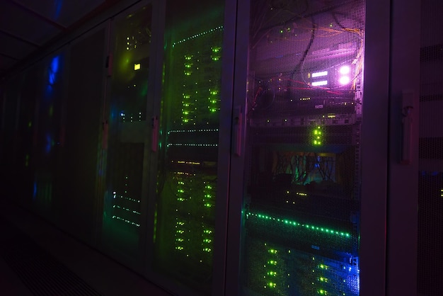 Moderne Kommunikationsgeräte mit Licht aus dem Display im Rechenzentrum im Serverraum