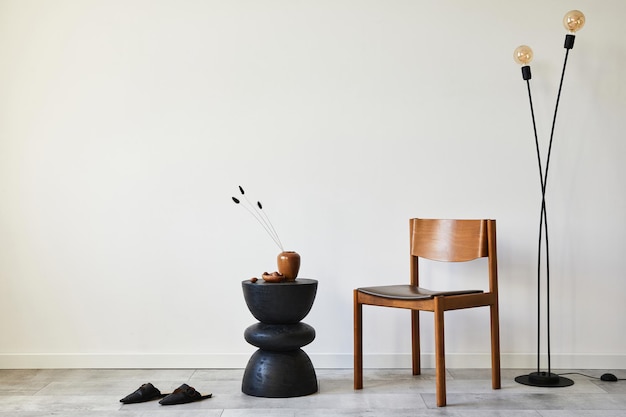 Moderne Komposition aus stilvollem Wohnzimmer mit kreativem Vintage-Stuhl, Beistelltisch und eleganten persönlichen Accessoires. Hintergrund. Platz kopieren. Schablone.
