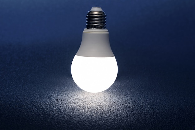 Moderne LED-Lampe ist dunkel eingeschaltet