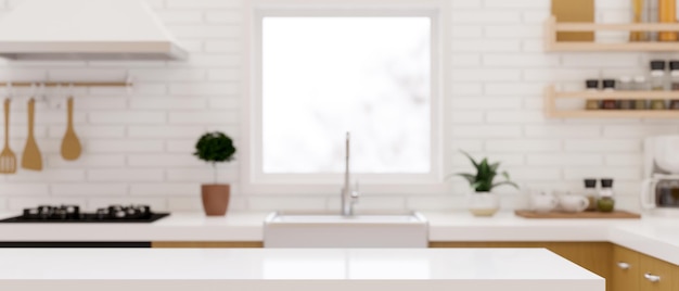 Moderne leere weiße Tischplatte oder Kücheninsel für die Montage auf verschwommenem skandinavischen Küchenraum