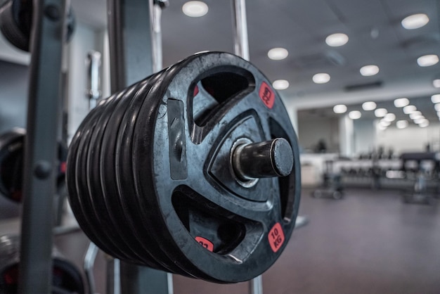 Moderne leichte Sportgeräte im Fitnessstudio